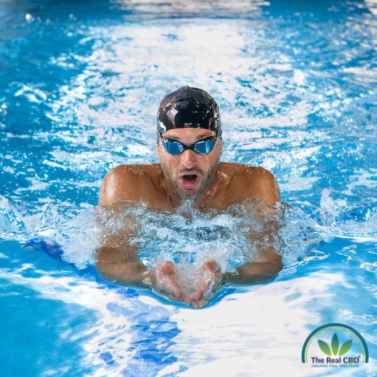 Mand konkurrerer i en swimmingpool