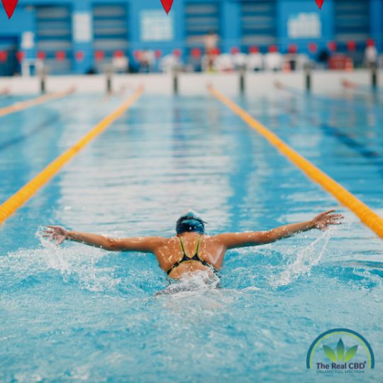 Kvinde svømmer butterfly i en swimmingpool