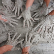 CBD Bentonite Clay mains dans un tas de boue