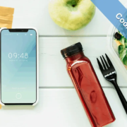 CBD-Kapseln, Smartphone und Lebensmittel auf einer Tischplatte