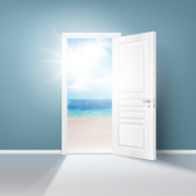 Weiße Tür, die auf einen Strand mit Sonnenlicht führt