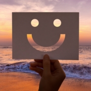Visage souriant sur la mer lors d'un coucher de soleil