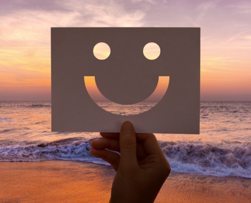 Smiley-Gesicht über dem Meer bei Sonnenuntergang