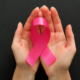 Main tenant un ruban rose contre le cancer