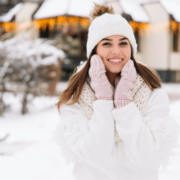 Frau im Schnee Szene suchen glücklich und lächelnd