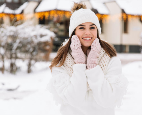 Frau im Schnee Szene suchen glücklich und lächelnd