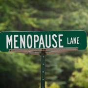 Menopause Lane Straßenschild in einem Wald
