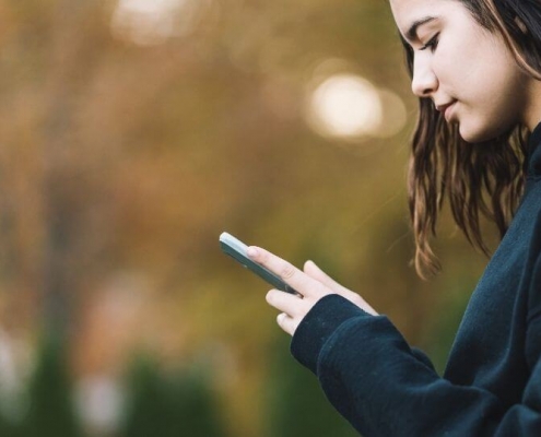 Teenager hält ein Smartphone