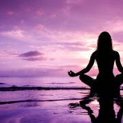 Femme en position de yoga au bord de la mer