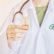 Médecin tenant un flacon de teinture avec de l'huile