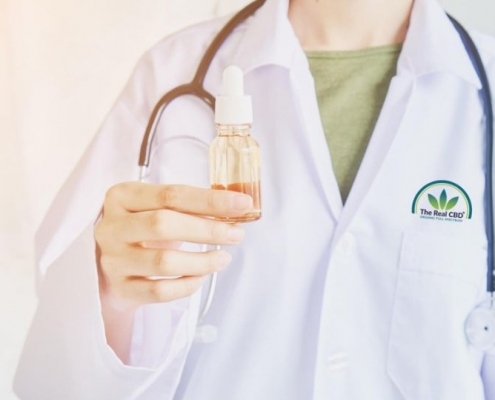 Arzt hält eine Tinkturflasche mit Öl