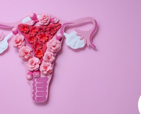 Un utérus en papier rose avec des fleurs roses