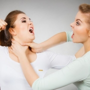 Zwei aggressive und wütende Frauen kämpfen