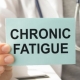 Médecin tenant un signe de fatigue chronique