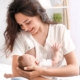 Femme heureuse allaitant son enfant