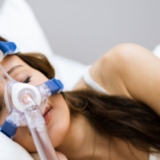 Femme dormant avec un masque à oxygène