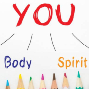 Pointe des crayons de couleur pointant vers les mots "MIND BODY SPIRIT SOUL" (esprit, corps, âme)