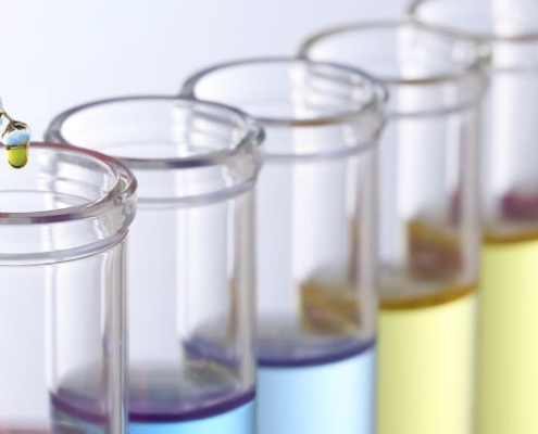CBD-Öl tröpfelt in eine Reihe von Virals mit Flüssigkeit in verschiedenen Farben