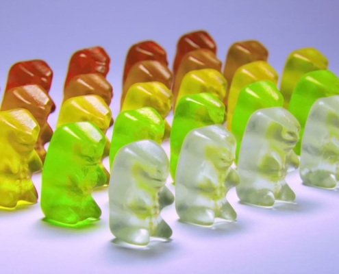Aufreihung von Gummibärchen in verschiedenen Farben