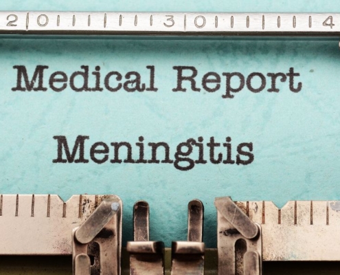 Medizinischer Bericht über Meningitis in einer alten Schreibmaschine