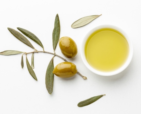Bol de aceite de oliva y aceitunas aparte