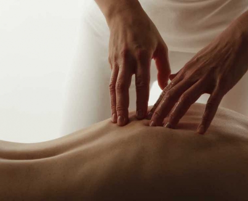 Mujer recibiendo un masaje en la espalda
