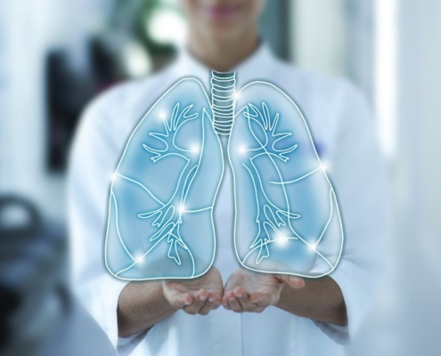 Doctor sosteniendo pulmones ilustrados