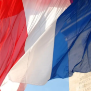 Bandera francesa ondeando frente al edificio de Maastricht