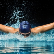 Nadador haciendo mariposa en una piscina