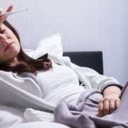 Mujer en cama con fiebre alta