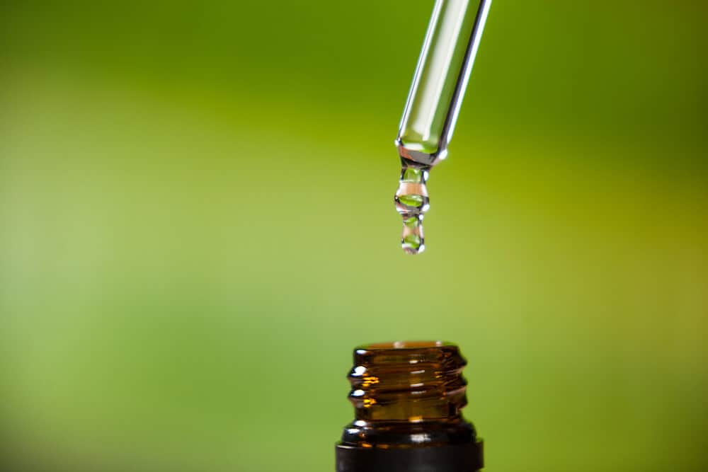 Tropfende Flüssigkeit in die Flasche pipettieren