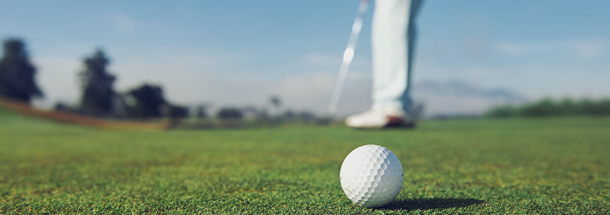 Golfball auf dem Golfplatz