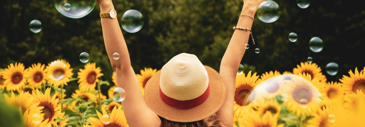 Glückliche Frau in einem Sonnenblumenfeld