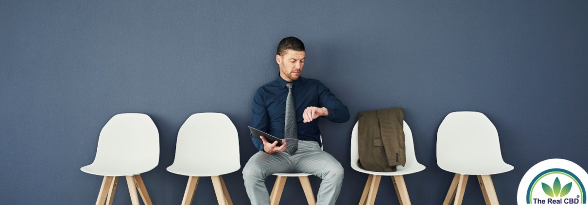 Homme regardant sa montre dans une salle d'attente