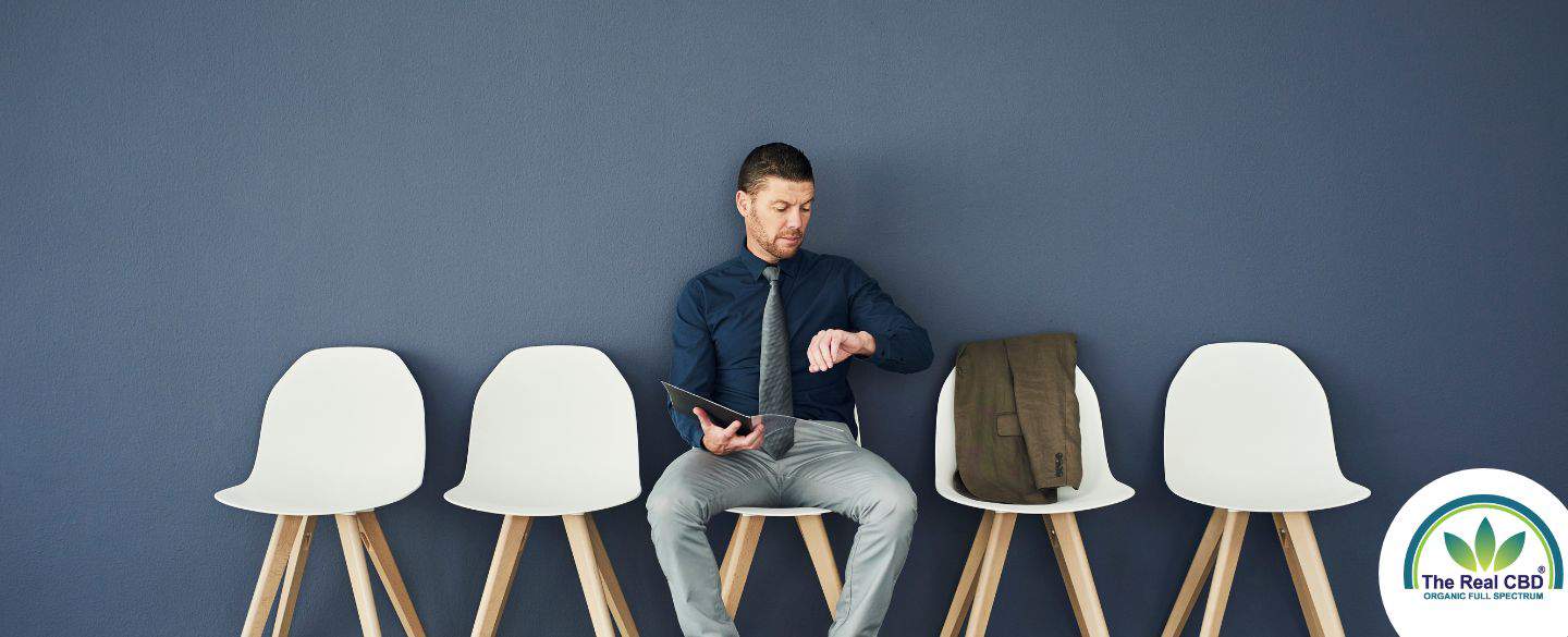 Homme regardant sa montre dans une salle d'attente