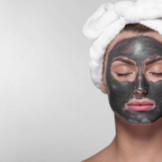 Femme avec masque d'argile pour la peau