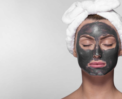 Femme avec masque d'argile pour la peau