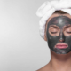 Femme avec masque d'argile pour la peau