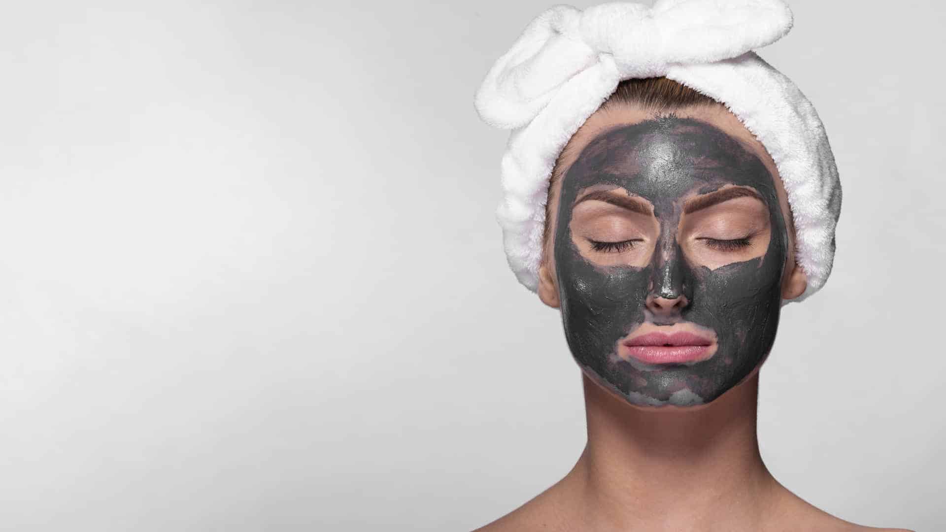 Femme avec masque d'argile pour la peau