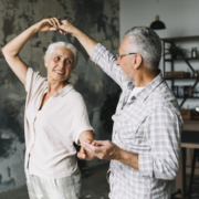 Couple de personnes atteintes de démence en train de danser