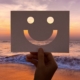 Smiley-Gesicht über dem Meer bei Sonnenuntergang