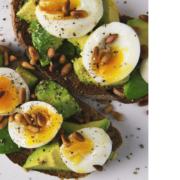 Eier auf Toast mit Avocado und einer Flasche CBD-Öl als Beilage