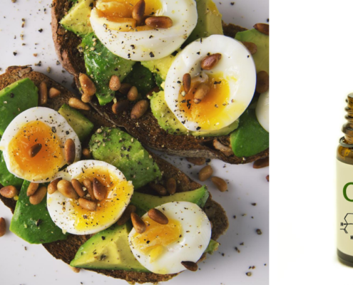 Œufs sur toast à l'avocat avec une bouteille d'huile de CBD à côté