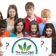 Adolescents regardant un panneau avec le logo de The Real CBD