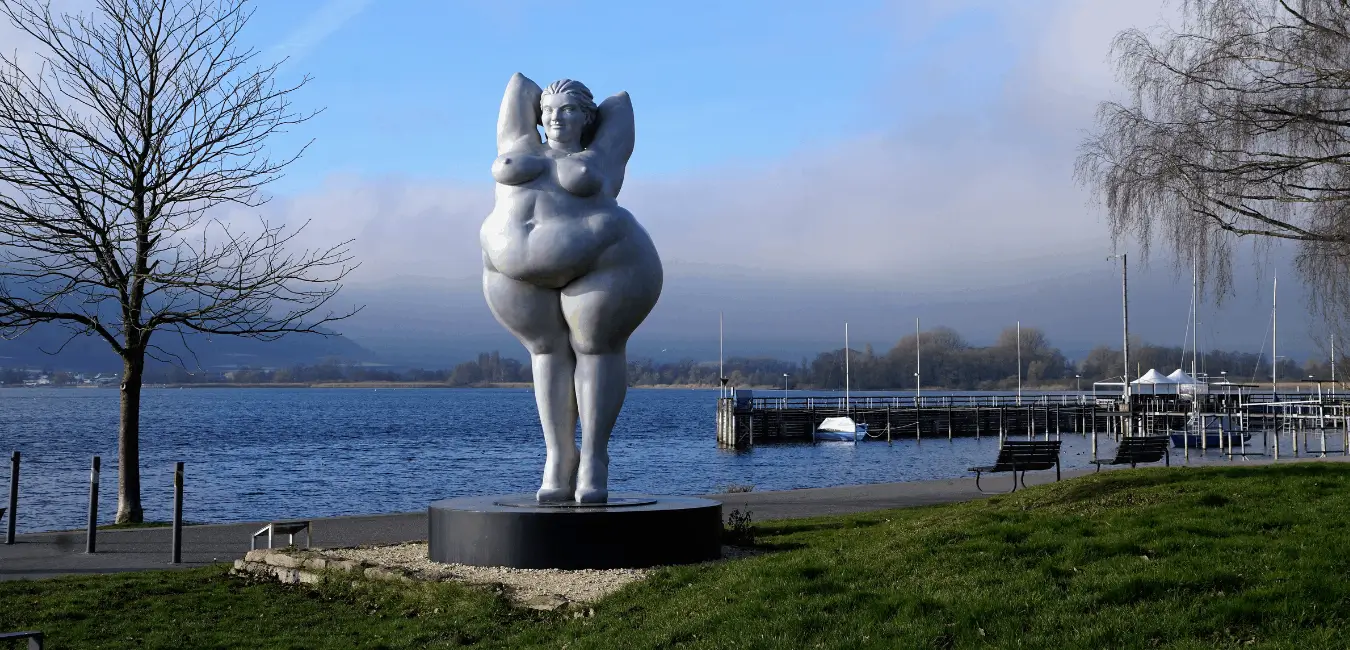 Statue de femme voluptueuse dans un port