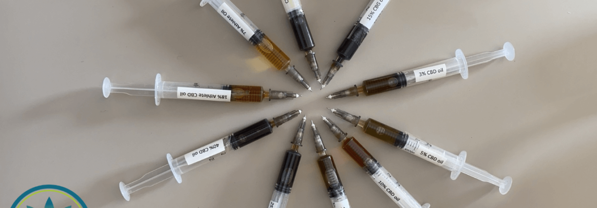 10 seringues contenant différentes huiles de CBD disposées en cercle, montrant la différence de couleur.