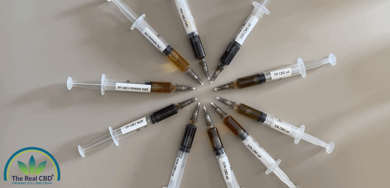 10 seringues contenant différentes huiles de CBD disposées en cercle, montrant la différence de couleur.