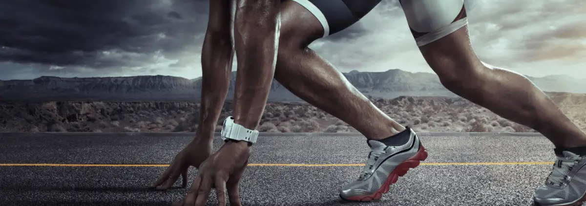 Départ d'un coureur sur une route goudronnée