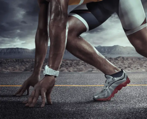 Départ d'un coureur sur une route goudronnée