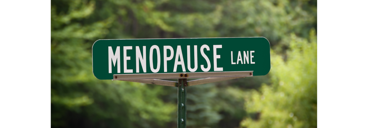 Menopause Lane Straßenschild in einem Wald